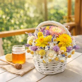 жёлтые, белые и сиреневые сухоцветы в корзине