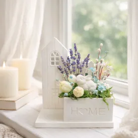 сиреневые,белые и голубые сухоцветы в кашпо домике