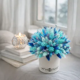 голубые,синие и бирюзовые сухоцветы с лавандой в кашпо.