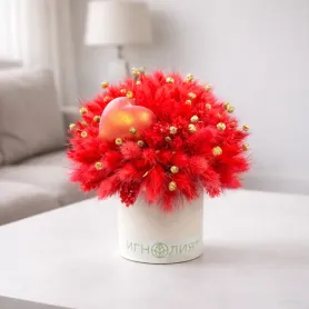 красные сухоцветы с лагурусом и декоративным сердцем в кашпо