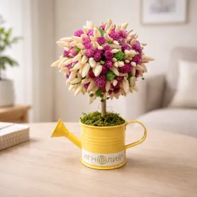 букет из бежевых сухоцветов и розовой гамфрены с зеленью в леечке