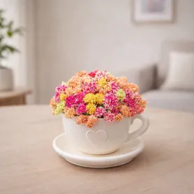 букет из розовых, жёлтых и бежевых сухоцветов в чашке
