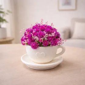 букет из розовой гомфрены с розовыми сухоцветами в чашке
