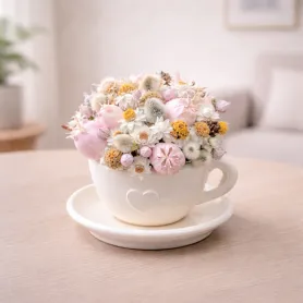 букет из белых,бежевых и розовых сухоцветов в чашке