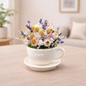 букет из светлых сухоцветов и лаванды в чашке