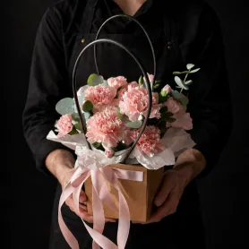 розовые гвоздики с эвкалиптом в коробке
