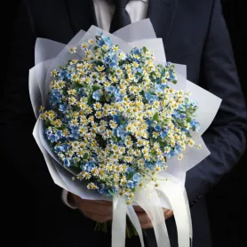 букет из белых ромашек и голубых незабудок