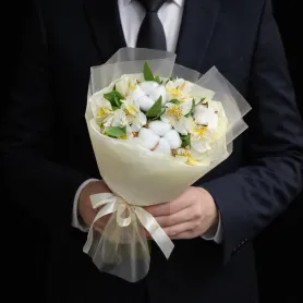 букет из белых альстромерий и хлопка