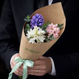 белый,розовый и сиреневый гиацинт с эвкалиптом в букете