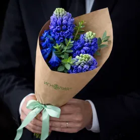 букет из трёх синих гиацинтов