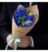 букет из трёх синих гиацинтов