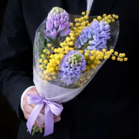 три сиреневых гиацинта с мимозой в букете