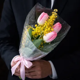 букет из трёх розовых тюльпанов и мимозы