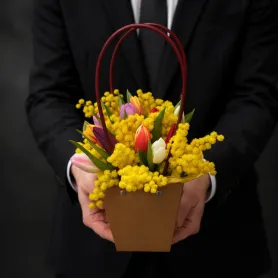 композиция в коробочке с тюльпанами и мимозой