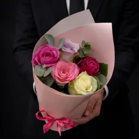 букет из пяти разноцветных роз с эвкалиптом