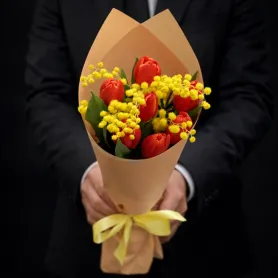 букет из семи красных тюльпанов и мимозы