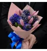 букет из пяти синих гиацинтов и розового лагуруса