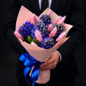 букет из пяти синих гиацинтов и розового лагуруса