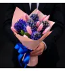 букет из пяти синих гиацинтов и розового лагуруса