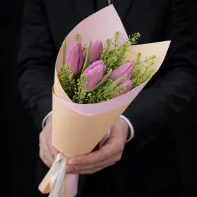 букет из пяти розовых тюльпанов и декоративной зелени