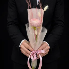 букет из одного ранункулюса и лагуруса