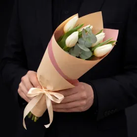 букет из пяти белых тюльпанов и эвкалипта