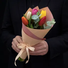 букет из пяти разноцветных тюльпана и эвкалипта