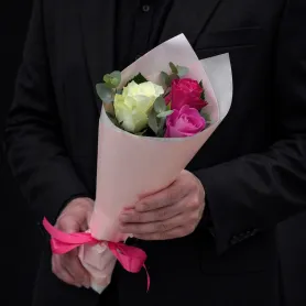 букет из трёх роз и эвкалипта