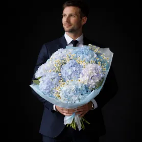 букет из голубых гортензий и белой матрикарии