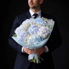букет из голубых гортензий и белой матрикарии