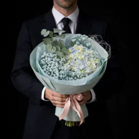 букет из голубой гортензии и гипсофилы