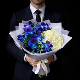 букет из синих орхидей и белой гортензии