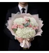 букет из белых гортензий и розовых кустовых роз