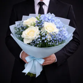 букет из белых французских роз и голубой гортензии с гипсофилой
