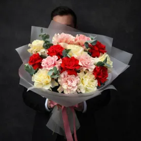 21 красная, кремовая и розовая французская роза с эвкалиптом