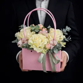 кремовые розы и розовые альстромерии с эвкалиптом в коробке