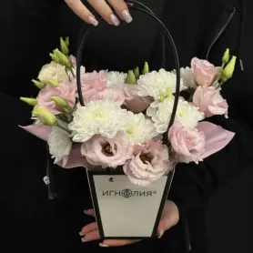 белые хризантемы и розовая эустома в коробке