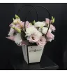 белые хризантемы и розовая эустома в коробке