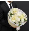 букет из белых роз, белых хризантем и белых альстромерий