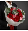 букет из красных французских роз и розовых гвоздик с эвкалиптом