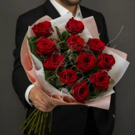 11 красных роз со стифой