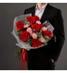 букет из французских красных роз и розовых гвоздик с эвкалиптом