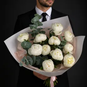 11 кремовых пионов с эвкалиптом в букете