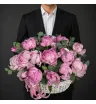 корзина с розовыми пионами и эвкалиптом
