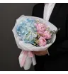 букет из голубой гортензии,розовых пионов и ромашек