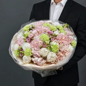 розовые гортензии, белые пионы и розовая эустома