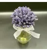 композиция из лаванды в стеклянной вазе с лентой
