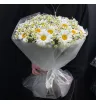 Букет из больших и кустовых ромашек