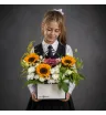 желтые подсолнухи и белые хризантемы с эустомой в сумочке