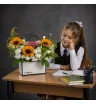 желтые подсолнухи и белые хризантемы с эустомой в сумочке